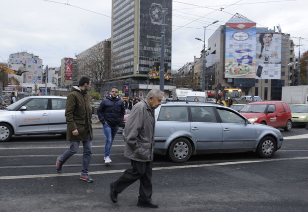 Пешаци прелазе где стигну